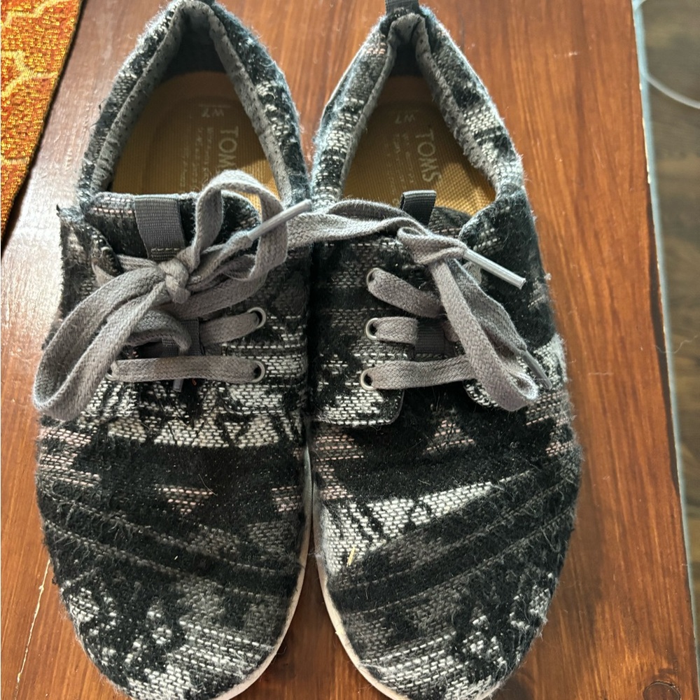 Sz 7 black/gray Aztec print canvas Toms. Great condition!